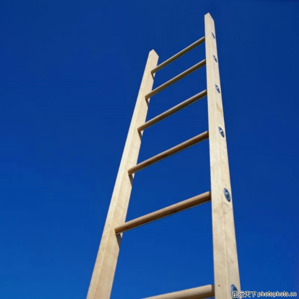 使用梯子时梯子与地面的倾斜度,使用梯子工作时,梯子与地面的倾斜角为