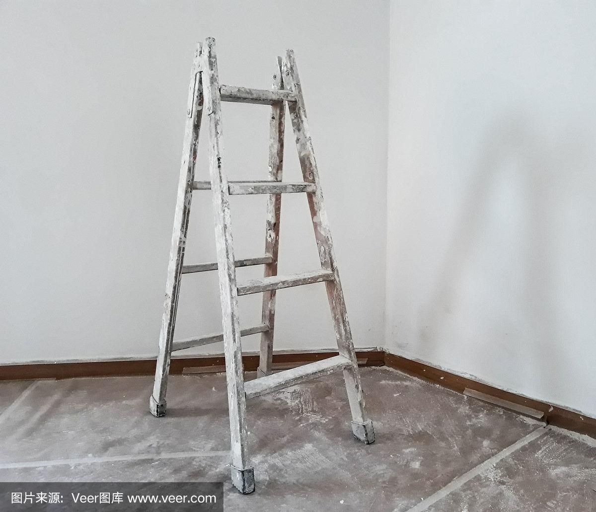 梯子应放置稳定与地面夹角,梯子与地面的角度应保持在多少